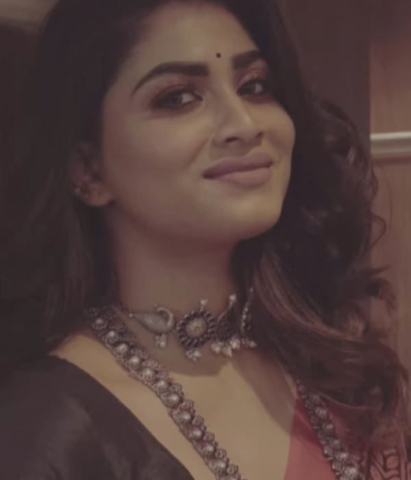 Shivani Narayanan looks exactly like Sneha comments pouring for her latest saree video Shivani Narayanan looks exactly like Sneha comments pouring for her latest saree video