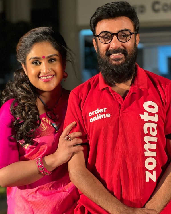 Actor Mohan turns Zomato delivery man for Haraa movie and Vanitha Vijayakumar shares a lovely pic Actor Mohan turns Zomato delivery man for Haraa movie and Vanitha Vijayakumar shares a lovely pic