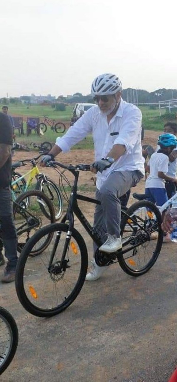  Ajith: Actor Ajiths bicycle riding photo is trending now