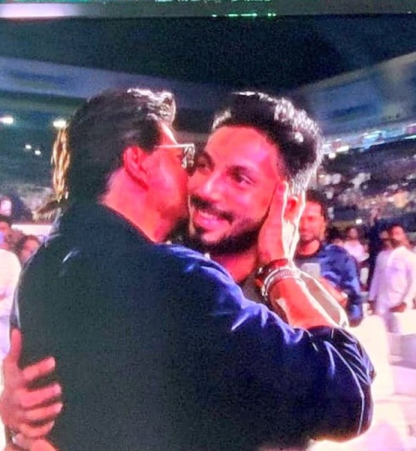 Jawan Pre Release Event: Shah Rukh Khan hugs Vijay Sethupathi and Kisses Anirudh Jawan Pre Release Event: Shah Rukh Khan hugs Vijay Sethupathi and Kisses Anirudh
