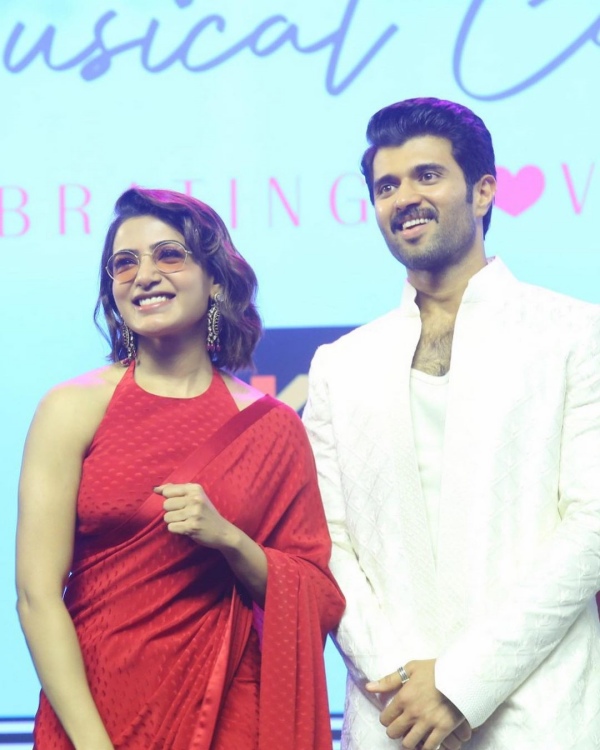 Samantha rest in her bed with full smile photo trending in social media 