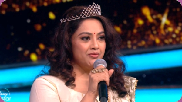 Actress Meena joined Vijay TVs Super singer junior 9 show as a special guest and sung a song