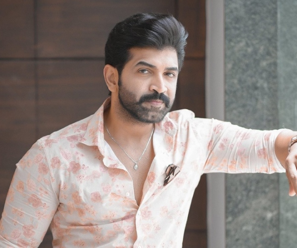  Arun Vijay: Actor Arun Vijay went to Girivalam in Tiruvannamalai with his wife 