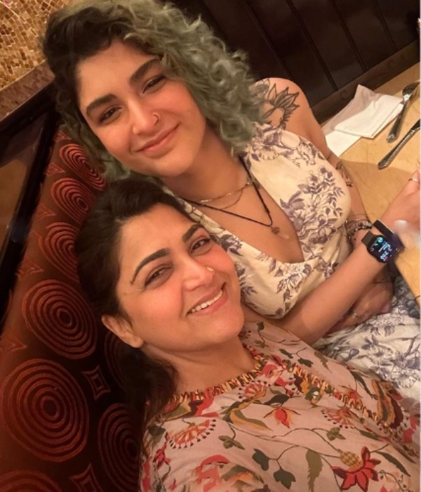 Actress kushboo sundar shared cute daughters photos on instagram