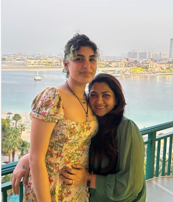 Actress kushboo sundar shared cute daughters photos on instagram