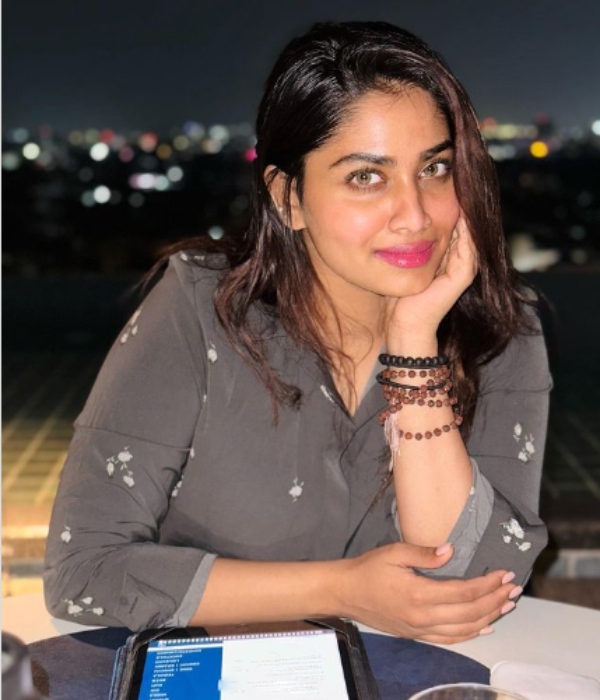 Shivani Narayanan playing horse game and dashing car video grabs fans attention