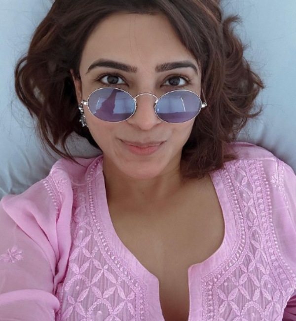Samantha rest in her bed with full smile photo trending in social media 