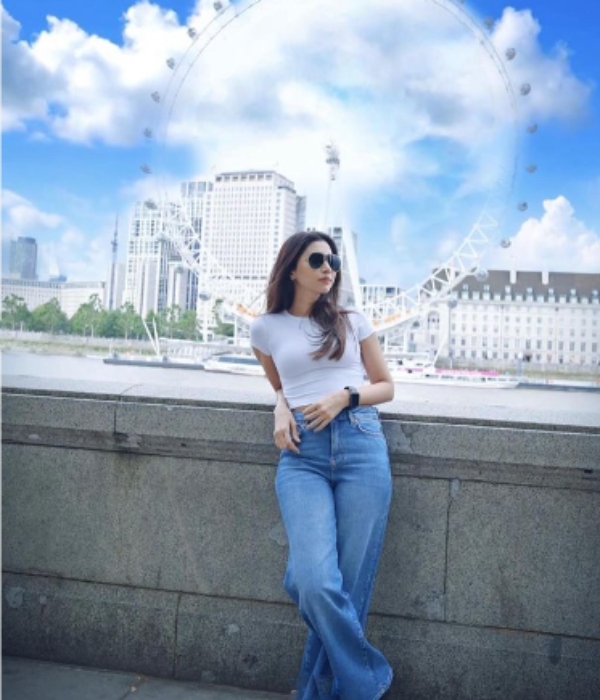 Actor Jayam Ravis Wife Aarthi Ravi is in vacation trip to London with her children