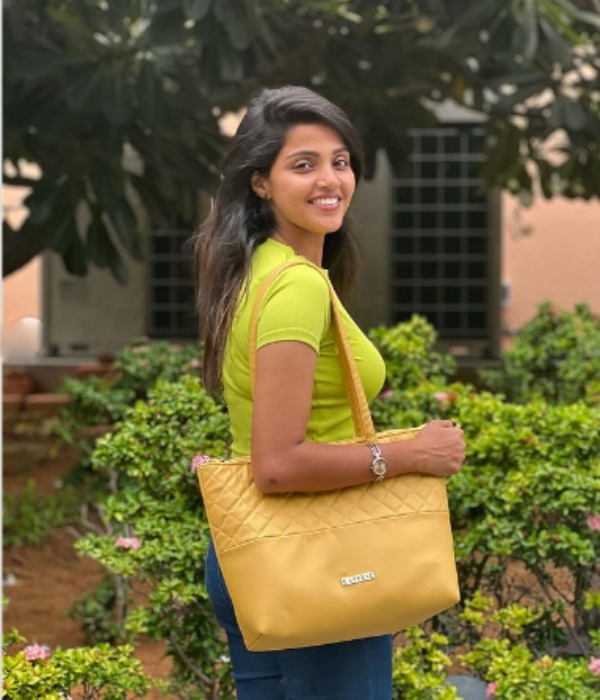 vijay Television Muthazhagu serial actress vaishali meet car accident