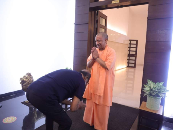 Netizens trolling for Rajinikanth fall on Yogi adityanath feet?