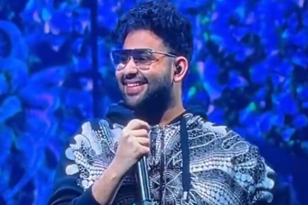 A video of AR Rahman talking to his son on stage is trending on the internet. 