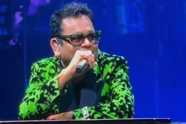 A video of AR Rahman talking to his son on stage is trending on the internet. 