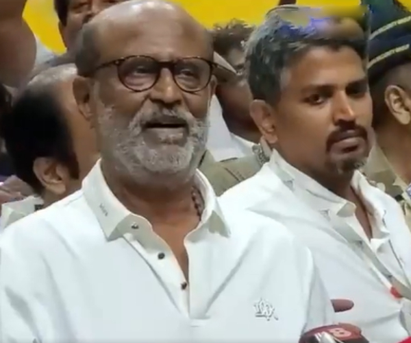 Netizens trolling for Rajinikanth fall on Yogi adityanath feet?