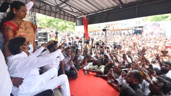 After a long day Captain Vijayakanth met the volunteers and fans After a long day Captain Vijayakanth met the volunteers and fans