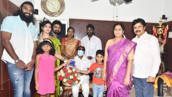 After a long day Captain Vijayakanth met the volunteers and fans After a long day Captain Vijayakanth met the volunteers and fans