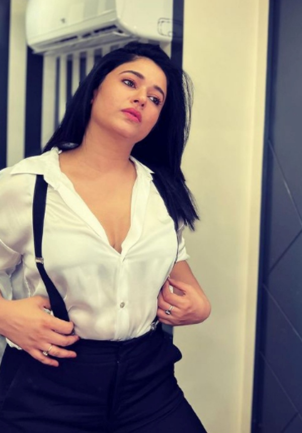 Actress poonam bajwa latest instagram post trending on social media 