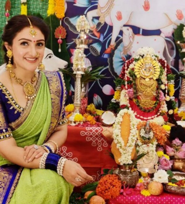 Vijayakumar daughter sridevi vijayakumar silk saree latest photos