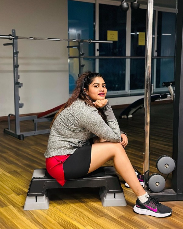 Shivani Narayanan gym workout photos stuns fans 