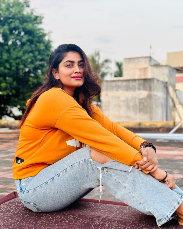 Shivani Narayanan wears teared jeans and gives a super pose Shivani Narayanan wears teared jeans and gives a super pose