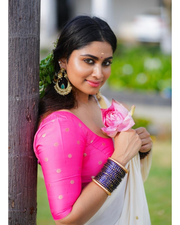 Shivani Narayanan Onam celebration photos and Coconut eating video trending