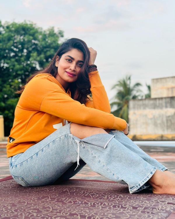 Shivani Narayanan wears teared jeans and gives a super pose Shivani Narayanan wears teared jeans and gives a super pose