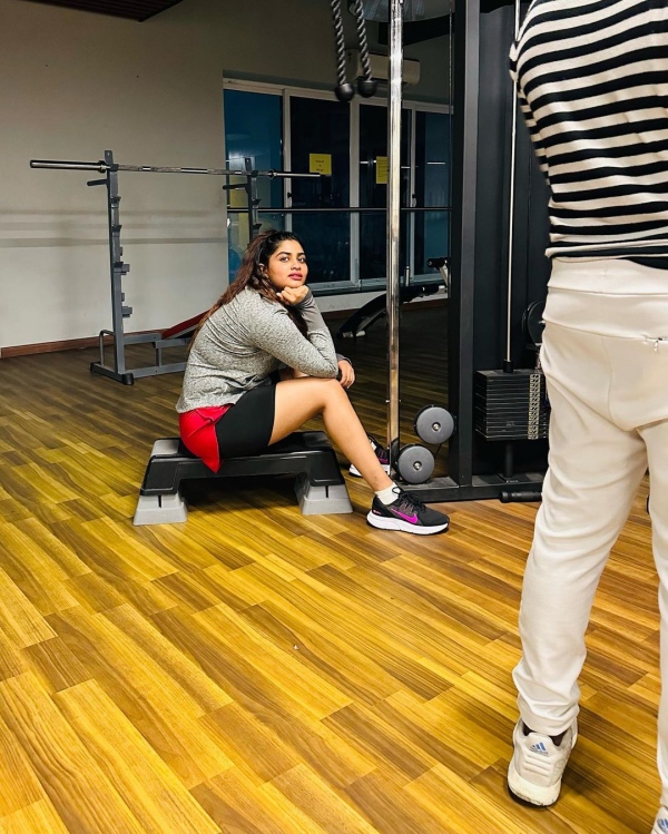 Shivani Narayanan gym workout photos stuns fans 