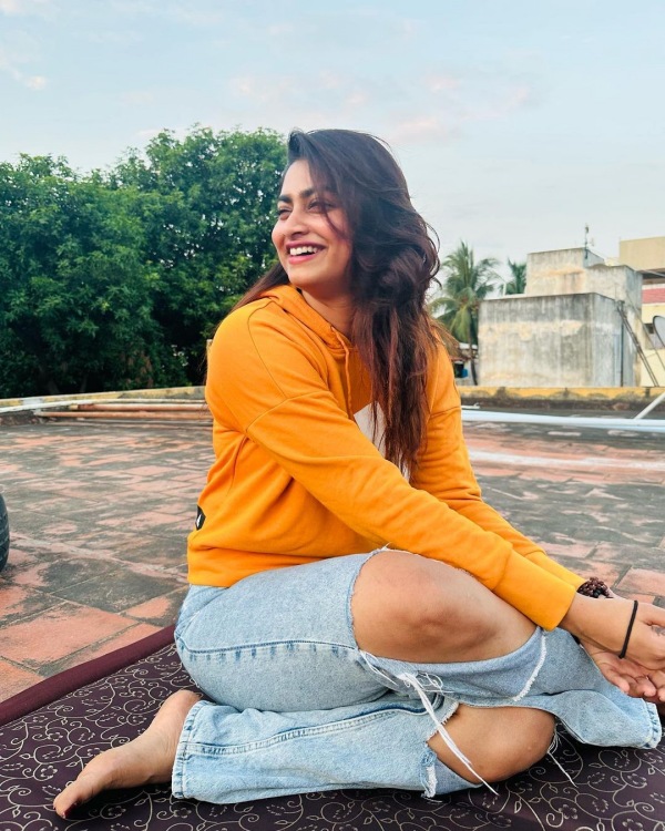 Shivani Narayanan wears teared jeans and gives a super pose Shivani Narayanan wears teared jeans and gives a super pose