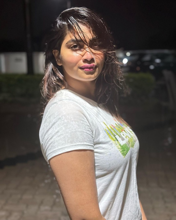 Netizens trolls Shivani Narayanans rain dance 