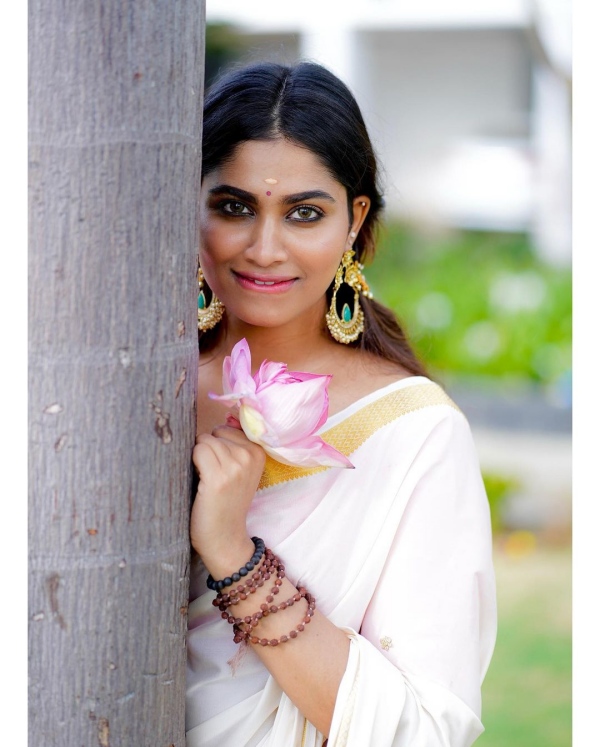 Shivani Narayanan Onam celebration photos and Coconut eating video trending