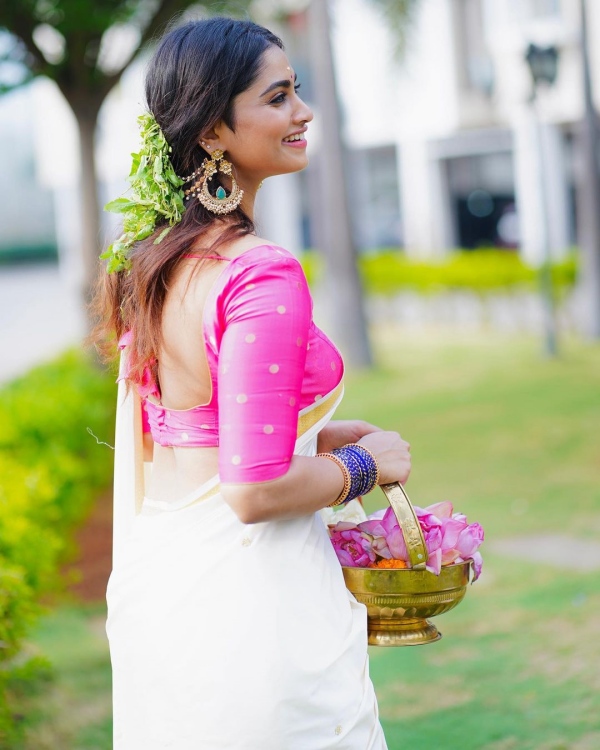 Shivani Narayanan Onam celebration photos and Coconut eating video trending