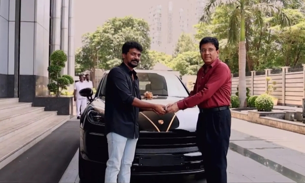 To celebrate the grand success of Jailer, Kalanithi Maran presents the key of a brand new Porsche car to Nelson 