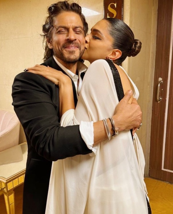  Deepika Padukone: Deepika Padukone greeted Shah Rukh Khan with a kiss