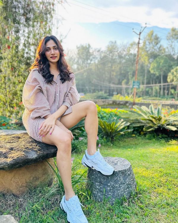 Bigg Boss Losliya latest leg show photos compared with Pooja Hegde