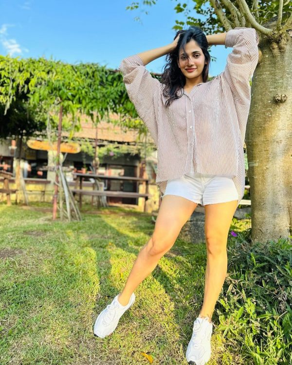 Bigg Boss Losliya latest leg show photos compared with Pooja Hegde