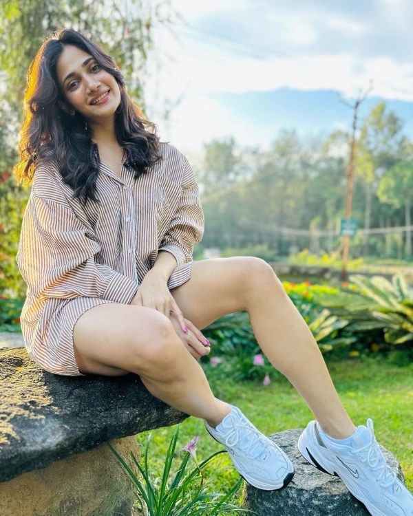 Bigg Boss Losliya latest leg show photos compared with Pooja Hegde