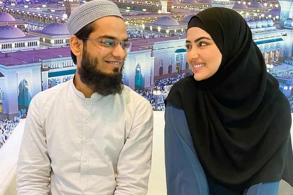 Sana Khan suffers a lot at London airport video shocks fans