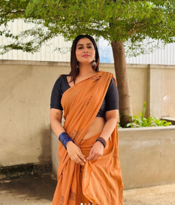 Bigg Boss Shivani Narayanan pose with her BMW Car and grabs fans attention Bigg Boss Shivani Narayanan pose with her BMW Car and grabs fans attention