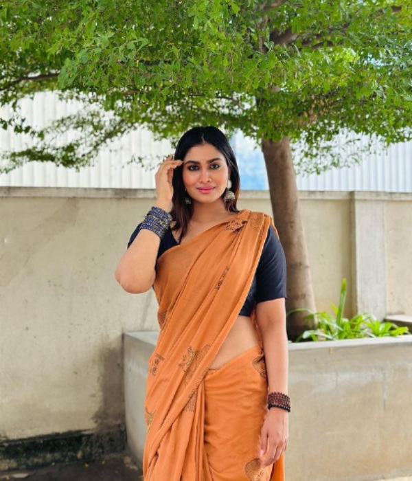 Bigg Boss Shivani Narayanan pose with her BMW Car and grabs fans attention Bigg Boss Shivani Narayanan pose with her BMW Car and grabs fans attention