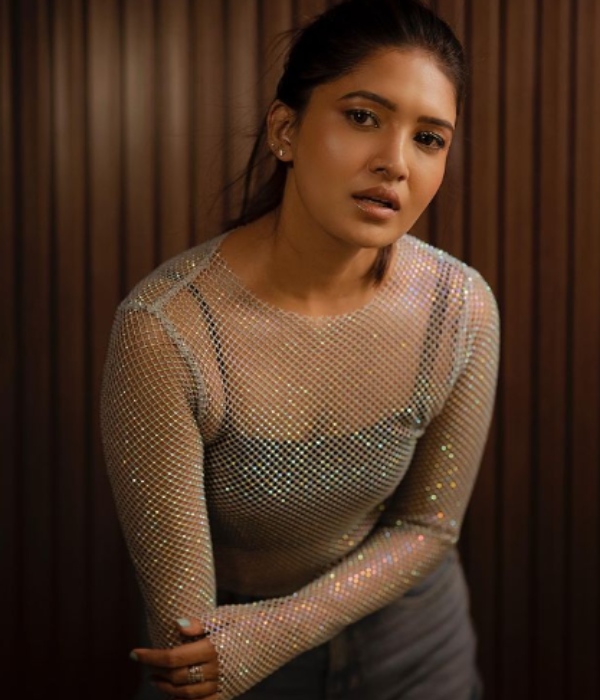 actress vani bhojan stunning photoshoot trending on socialmedia 