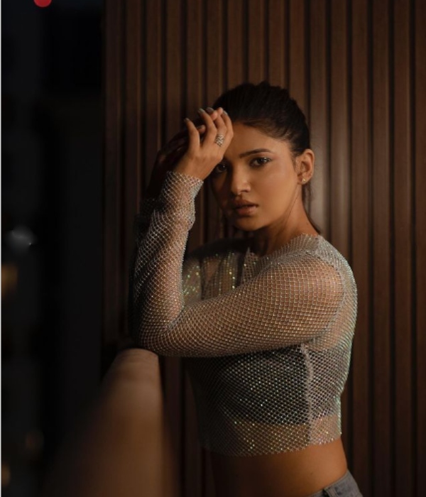 actress vani bhojan stunning photoshoot trending on socialmedia 