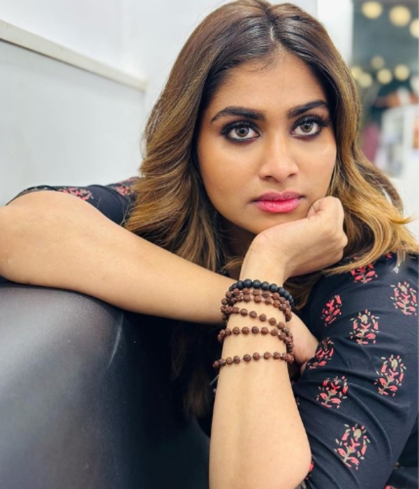 Shivani Naryaanan gets emotional while her mother care after plucks wisdom tooth recently