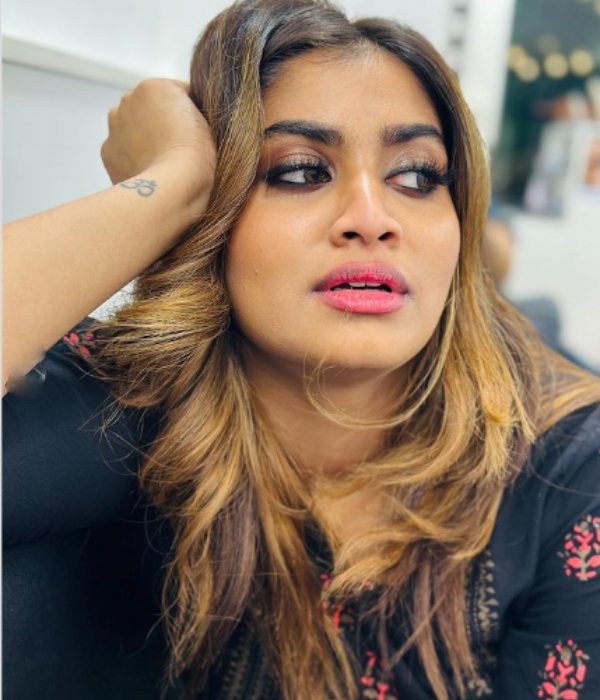 Shivani Naryaanan gets emotional while her mother care after plucks wisdom tooth recently