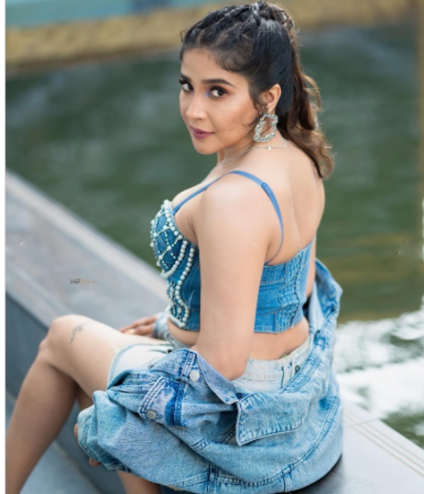 actress sakshi agarwal in Blue dress photoshoot trending on social media 