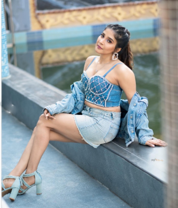 actress sakshi agarwal in Blue dress photoshoot trending on social media 