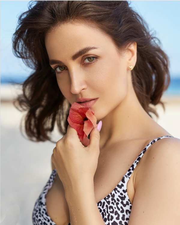 Naane Varuven actress Elli AvrRams next Tamil movie is Conjuring Kannappan