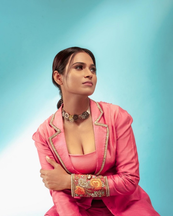 Ramya Pandian gives a perfect barbie look treat for her fans