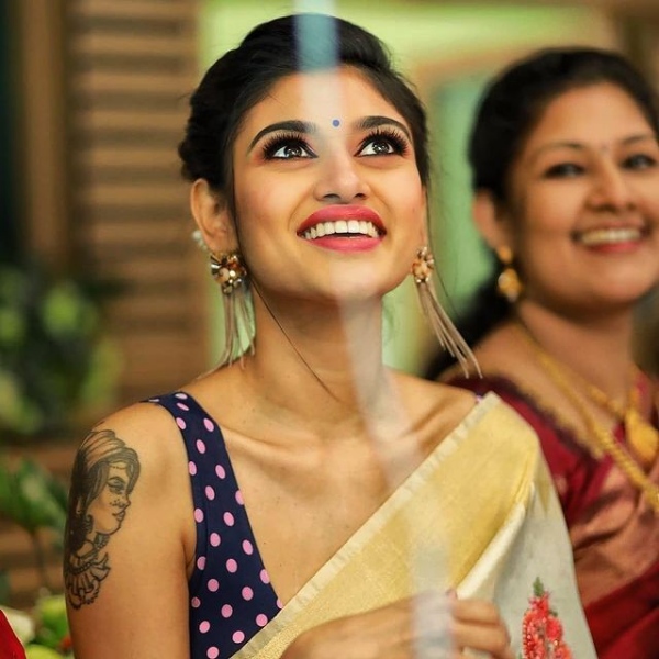 Oviya annouces her upcoming web series Chewing gum on Oct 20th