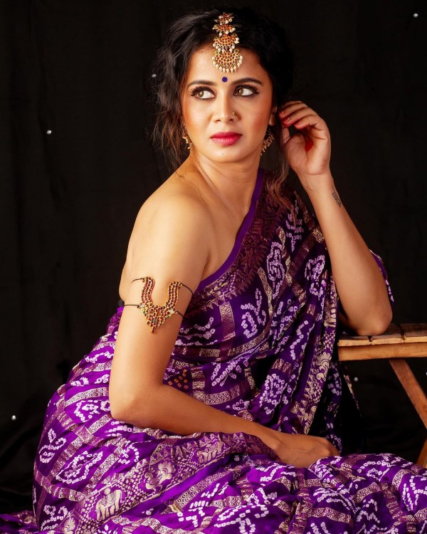 Tamil anchor VJ Anjana stunning pics trending on social media 