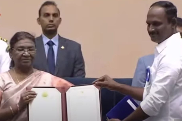 Manikandan receives National Award for Kadaisi Vivasayi