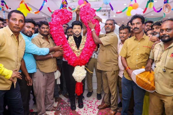 Legend Saravanan celebrating Vijayadashami with auto workers has gone viral 